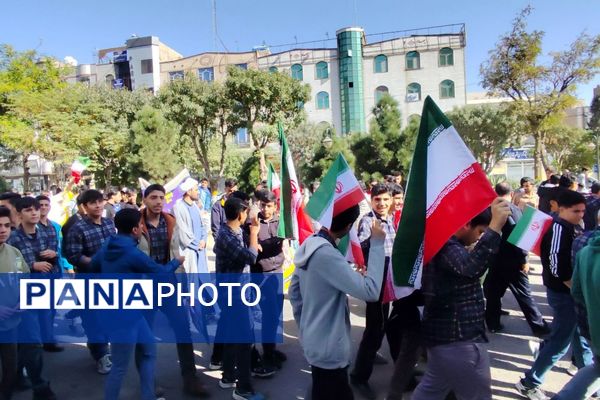 حضور دانش‌آموزان مدرسه نمونه‌‍دولتی استاد مطهری در راهپیمایی ۱۳ آبان