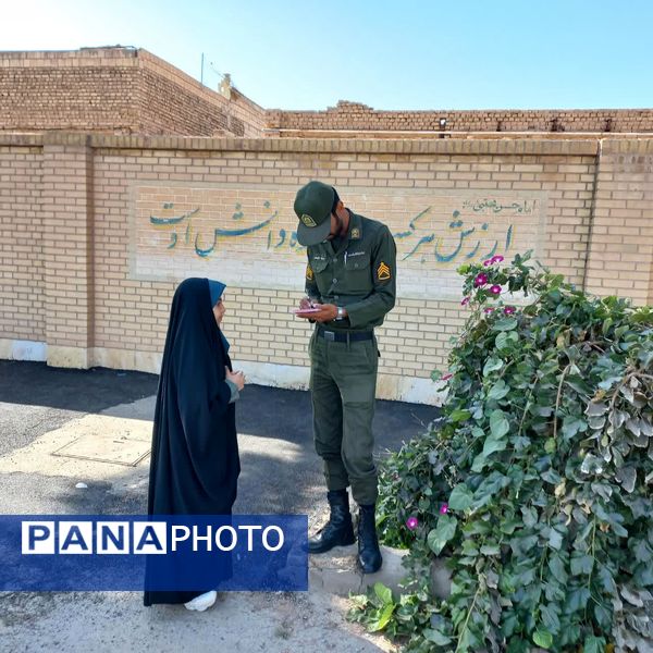 حضور ماموران نیروی انتظامی در دبستان حاج فرج عبداللهی اردکان