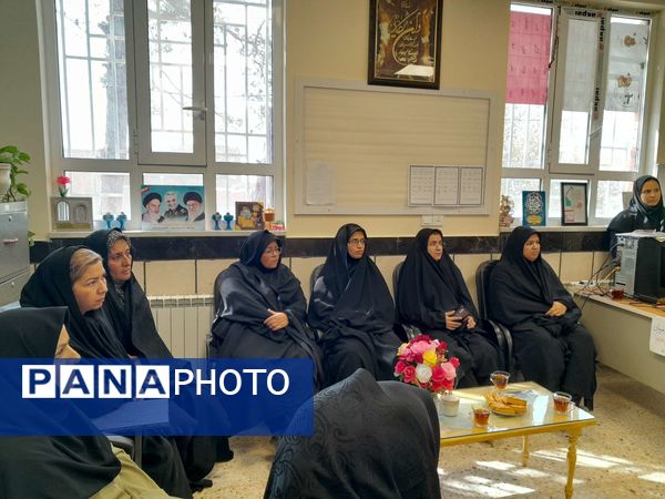 جلسه انجمن اولیا و مربیان در دبیرستان مادرمهربان خلیل آباد