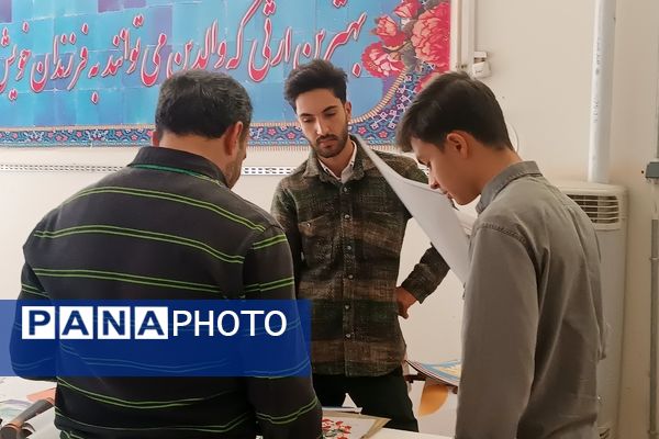 آماده‌سازی نمایشگاه انقلاب به‌‎مناسبت دهه فجر در دبیرستان شاهد ابوذر غفاری نیشابور 