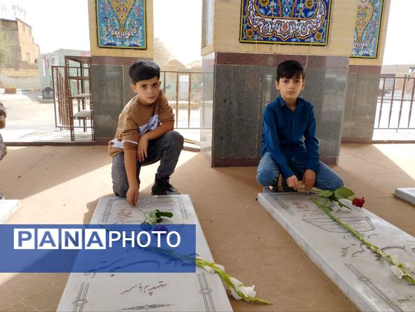 ادای احترام دانش‌آموزان میبدی به شهدای جنگ تحمیلی 