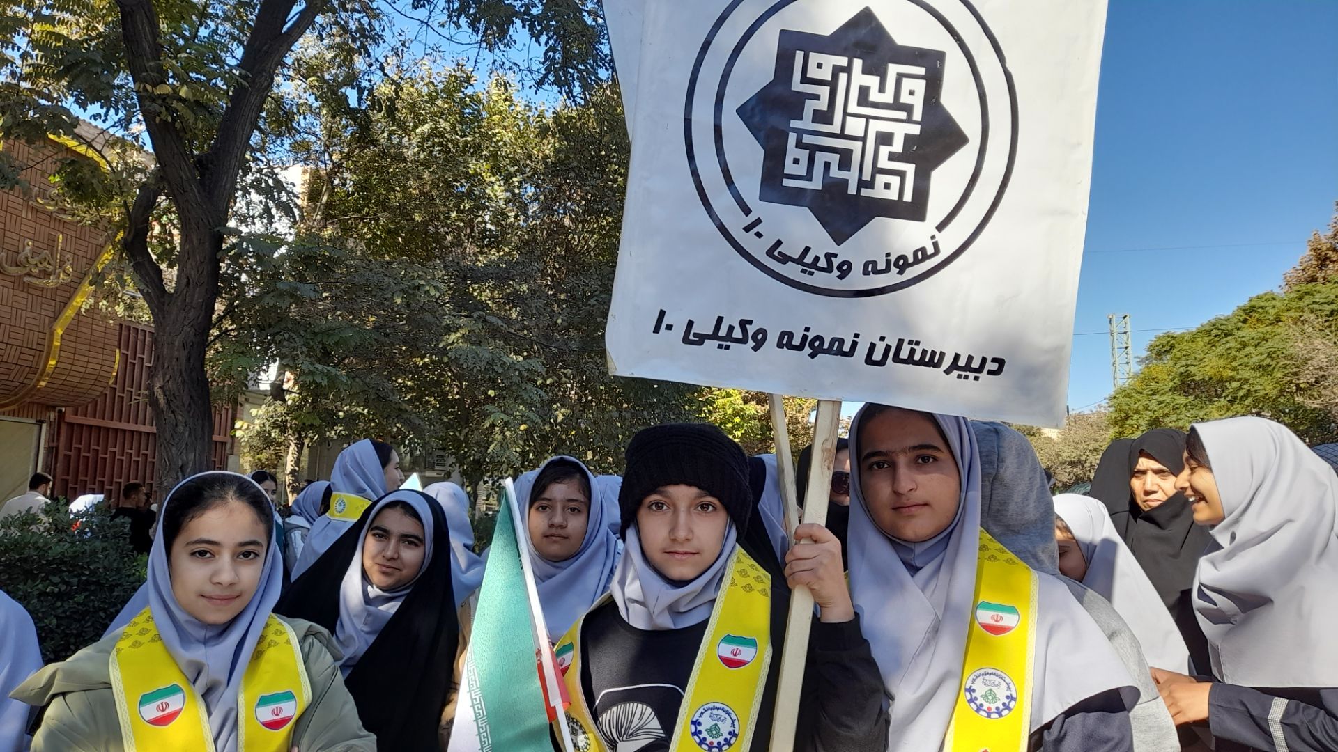 راهپیمایی یوم الله ۱۳ آبان با حضور دانش آموزان در نیشابور 