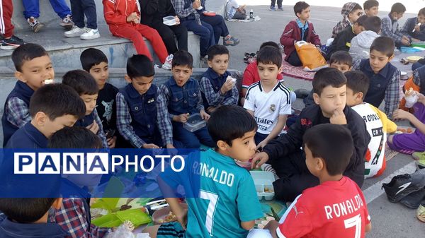 ترویج تغذیه سالم با برگزاری اردوی حیاطی در دبستان فطرت