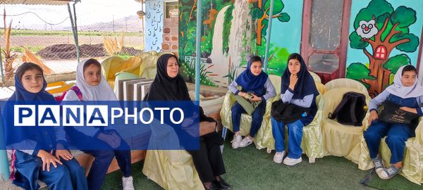 بازدید دانش‌آموزان مدرسه شهید خاقانی از گلخانه پیشه‌وران شیروان