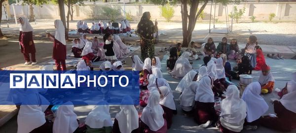 فرهنگ و شادی در جشن یلدای دانش‌آموزان دبستان مولوی فین