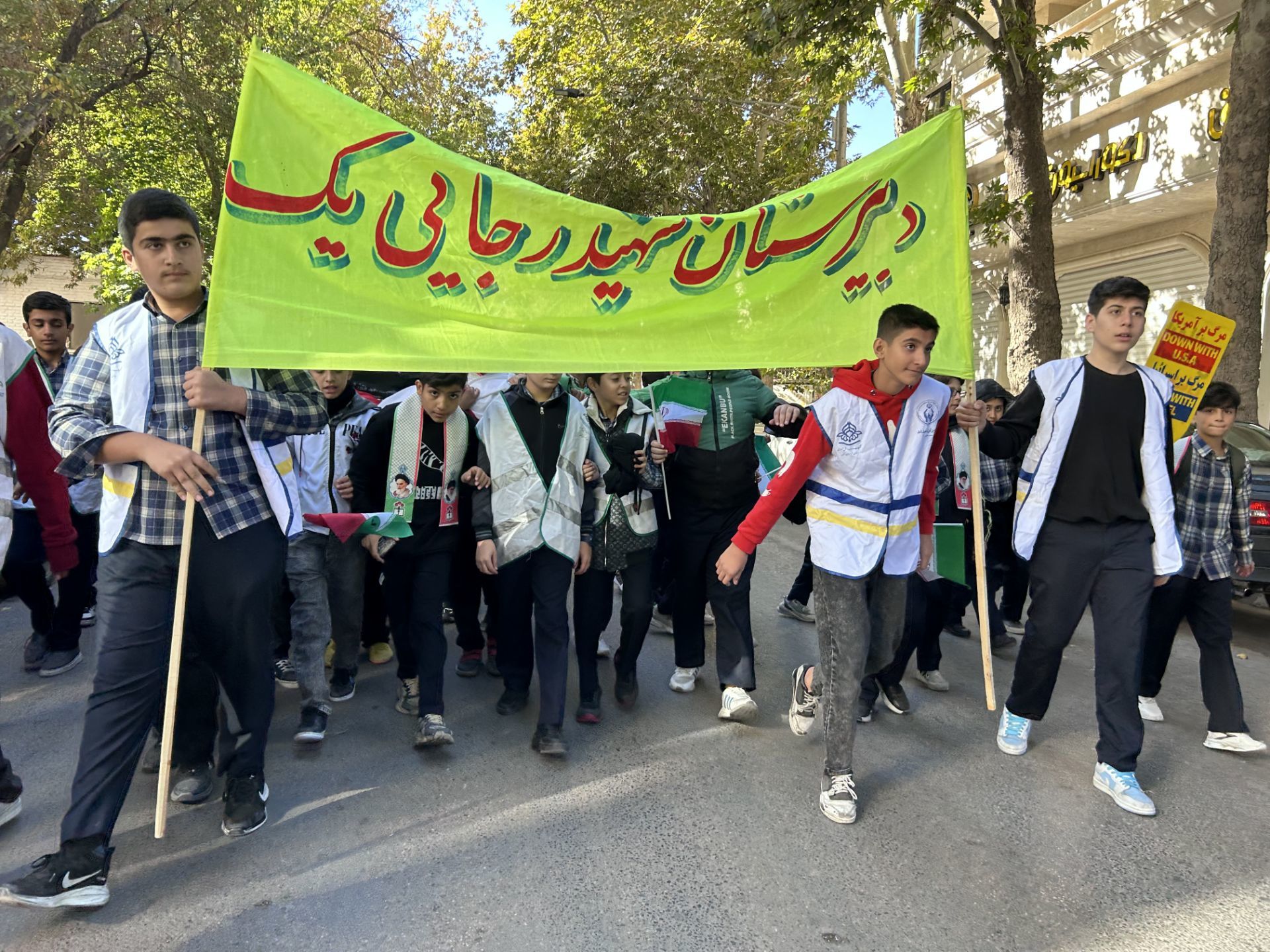 راهپیمایی ۱۳ آبان مدرسه شهید رجایی یک بجنورد