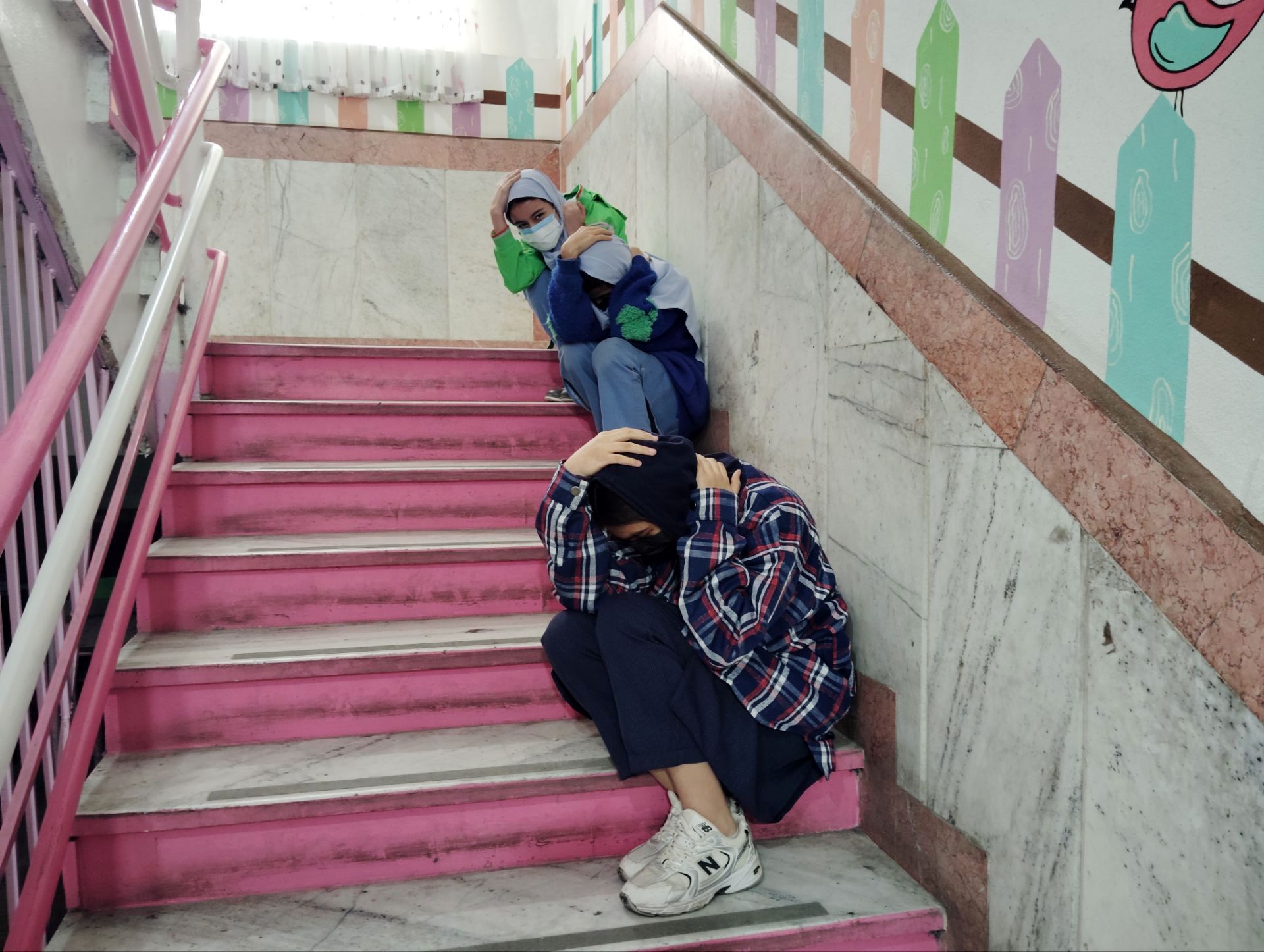 مانور زلزله در دبستان هیأت امنایی دخترانه بهار دانش 