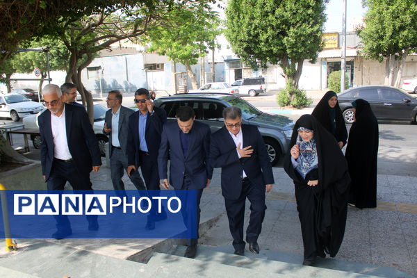 تجدید میثاق مدیرکل امور شاهد و ایثارگران وزارت آموزش و پرورش از شهدا در بوشهر