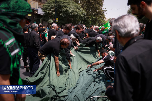 خیمه‌سوزان ظهر عاشورا در چهارراه گلوبندک تهران