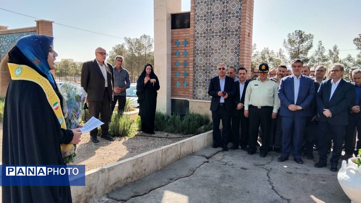 استاندار مرکزی در محلات؛ تجدید میثاق با شهدا و افتتاح ۸۳۴ میلیارد ریال پروژه عمرانی در هفته دولت