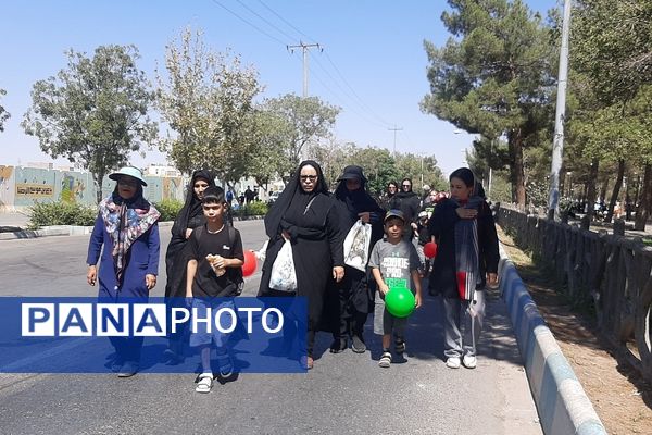 جاماندگان اربعین حسینی در  راهپیمایی حرم تا حرم نیشابور 