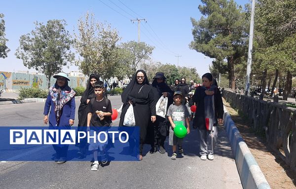جاماندگان اربعین حسینی در  راهپیمایی حرم تا حرم نیشابور 