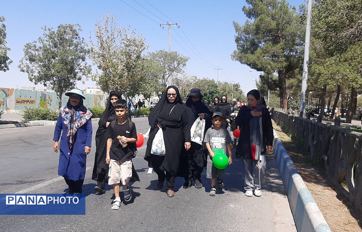 جاماندگان اربعین حسینی در راهپیمایی حرم تا حرم نیشابور