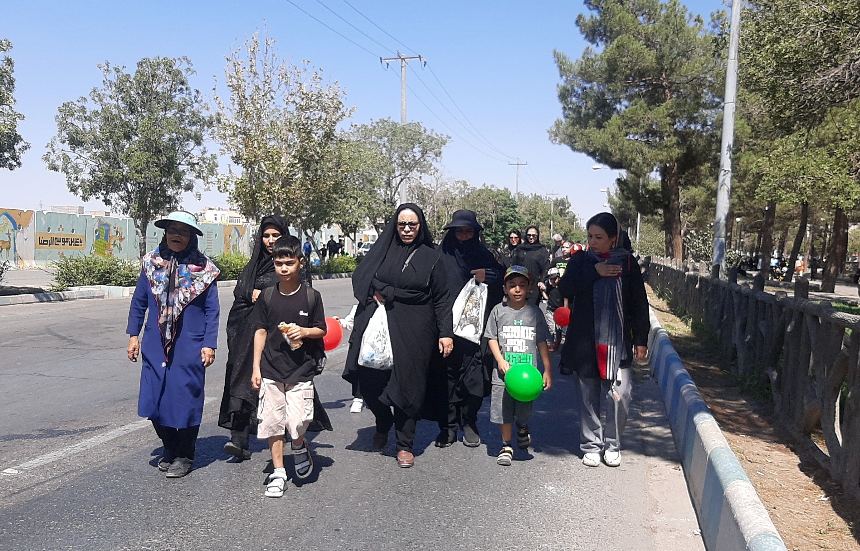 جاماندگان اربعین حسینی در  راهپیمایی حرم تا حرم نیشابور 