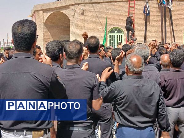 مراسم سنتی سینه زنی در روز عاشورای حسینی در روستای نقاب