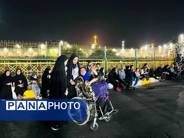 خدمت جوانان هلال‌احمر همدان به زائران رضوی در طرح ملی «قدم به قدم در مسیر بهشت»