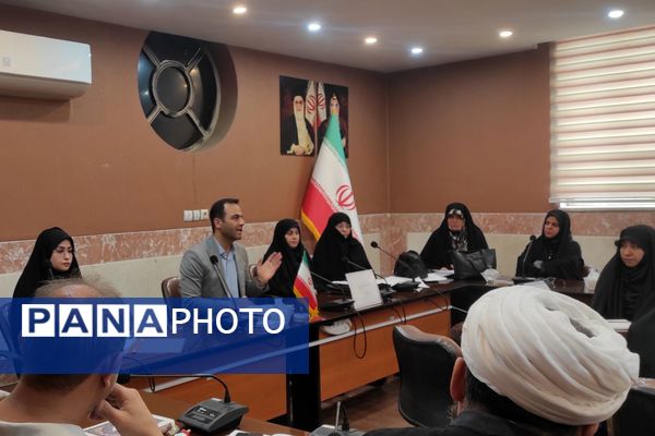 هم‌افزایی نیروهای پرورشی قطب پرند در نشست تخصصی رباط‌کریم