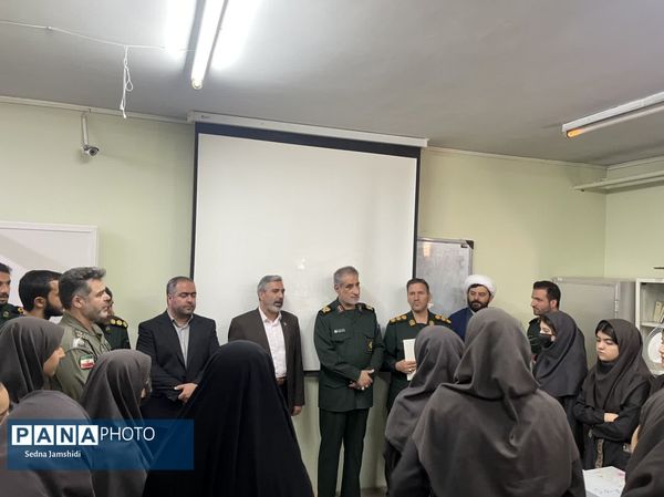 مدرسه‌ای که در هفته معلم رنگ افتخار گرفت
