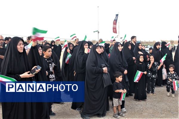 همخوانی گروه‌های دانش آموزی قم در اجرای سرود «ایران بخوان»