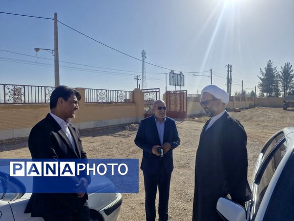 آیین کلنگ زنی پروژه آموزشی ۹ کلاسه هوشمند خیری روستای بهادران مهریز