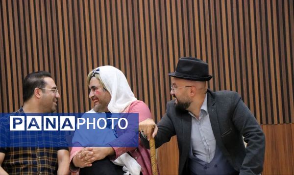آیین تجلیل از اعضای ستاد سومین جشنواره استانی تئاتر خیابانی کودک و نوجوان‌ در دلیجان
