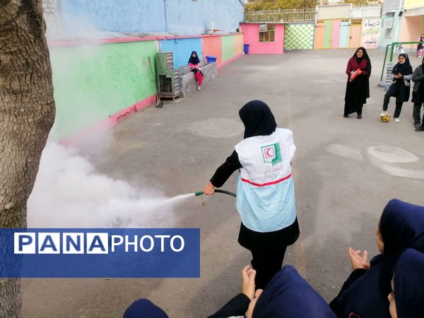 مانور زلزله و آموزش اطفای حریق و ایمن سازی در مدرسه شهید جواهری دو 