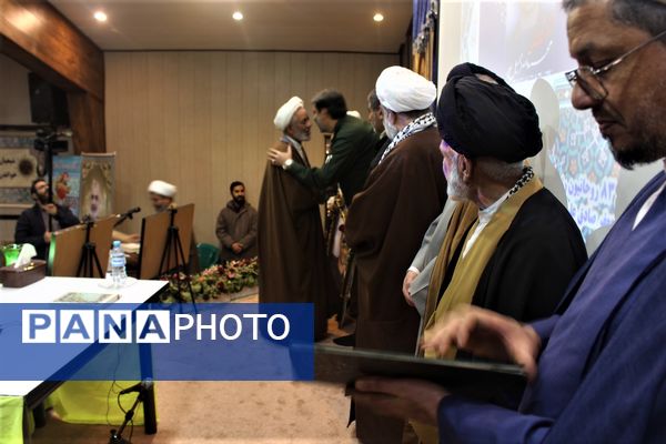 تجلیل از خادمان و فرهنگ‌یاران نماز در قم