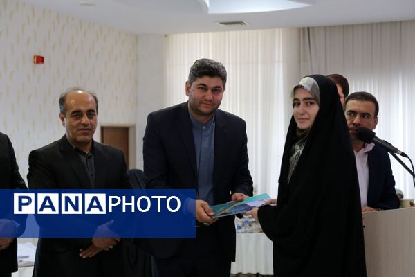 نشست مدیرکل آموزش و پرورش آذربایجان شرقی با نمایندگان مجلس دانش‌آموزی