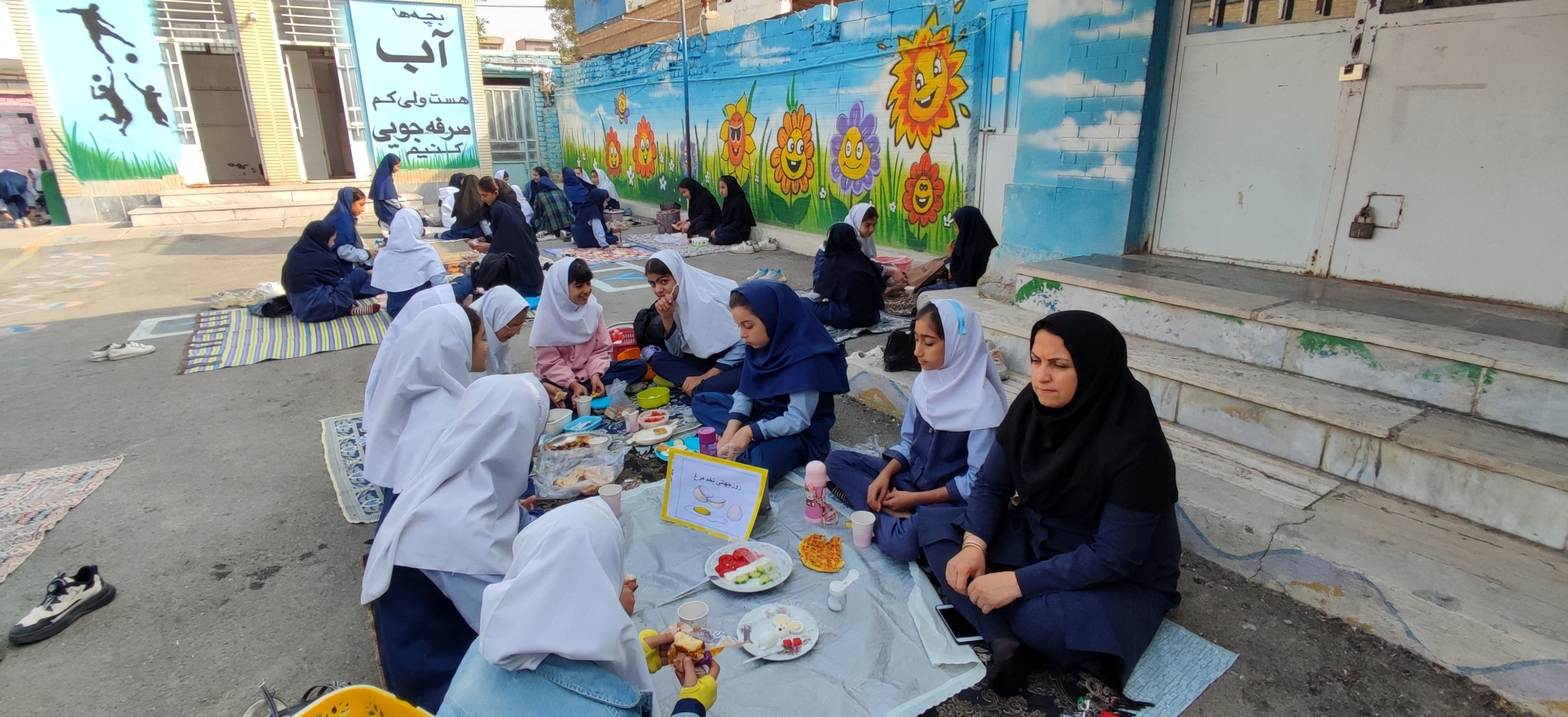 صبحانه سلامت و روز جهانی تخم مرغ در مدرسه شهید خاقانی شهرستان شیروان