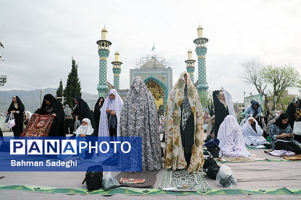 اقامه نماز عید سعید فطر- امامزاده پنج تن(ع) لویزان