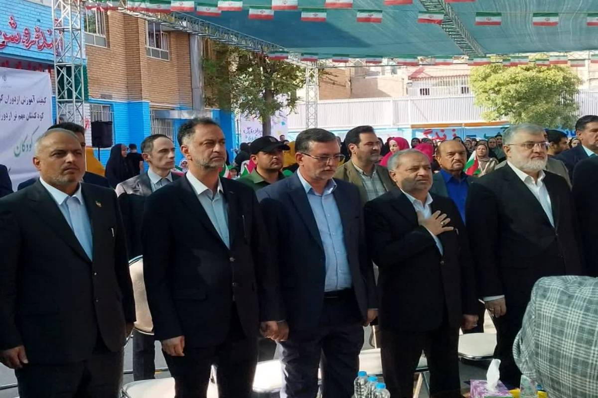 زنگ غنچه‌ها نواخته شد