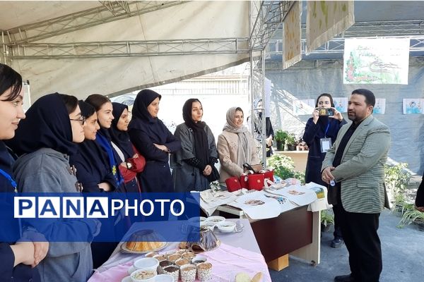 اولین نمایشگاه ماها در دبیرستان فرزانگان ۲ دوره دوم ناحیه ۷ مشهد