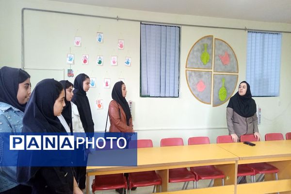 بازدید دانش‌آموزان دبیرستان عفت از کانون پرورش فکر کودکان و نوجوانان پارس‌آباد