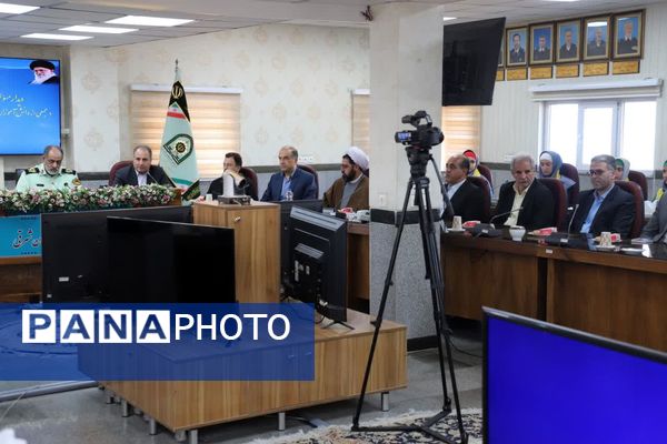 گل‌های قدردانی دانش‌آموزان پیشتاز برای حافظان امنیت