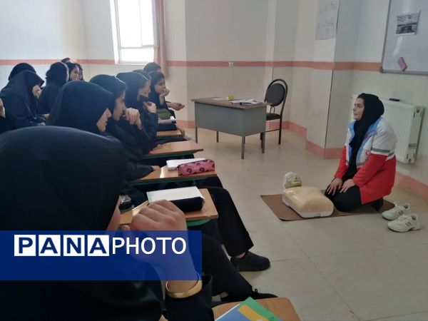 گرامیداشت هفته پدافند غیر عامل در دبیرستان نمونه دولتی برکت خاتم