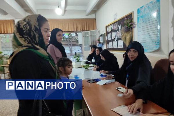 مرحله دوم انتخابات ریاست‌جمهوری باحضور مردم ولایت‌مدار مشهد در هنرستان ایراندخت 