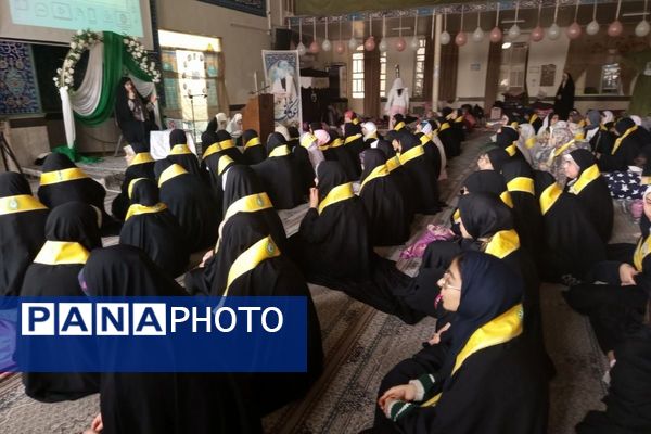 اعتکاف دانش‌آموزی رباط‌کریم با پرچم‌گردانی حضرت ابوالفضل(ع)