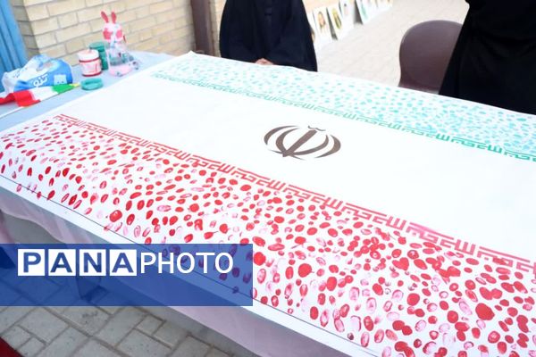ثبت اثر انگشت هزار دانش‌آموز یزدی پای پرچم ایران