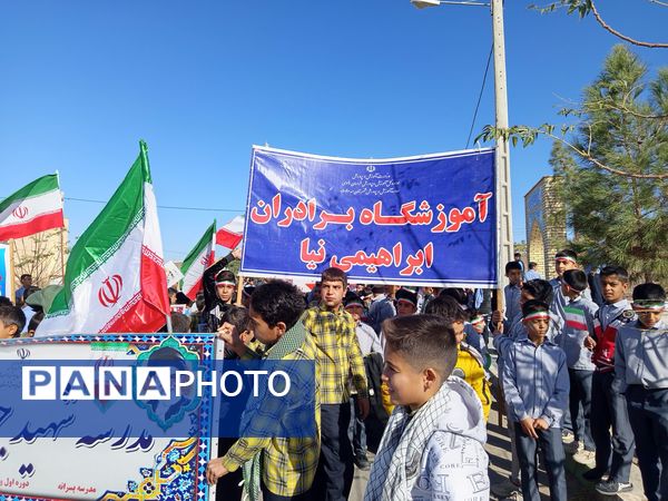 قدم‌های کوچک، ایمان‌های بزرگ؛ حضور باشکوه دانش‌آموزان دبستان برادران ابراهیمی‌نیا در ۱۳ آبان