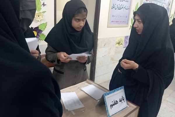 تحویل کارنامه در دبیرستان نمونه اندیشه