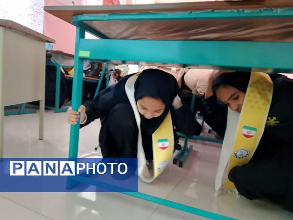 مانور سراسری زلزله در دبیرستان فرزانگان