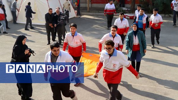 برگزاری مانور متمرکز استانی زلزله و ایمنی همزمان با سراسر کشور در مدرسه نیکان ناحیه 2 کرج 