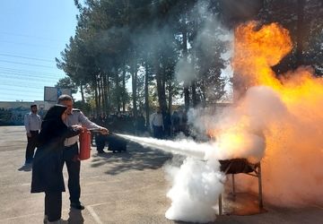 آموزش اطفاء حریق در دبیرستان زنده یاد شهیدی باقرشهر 