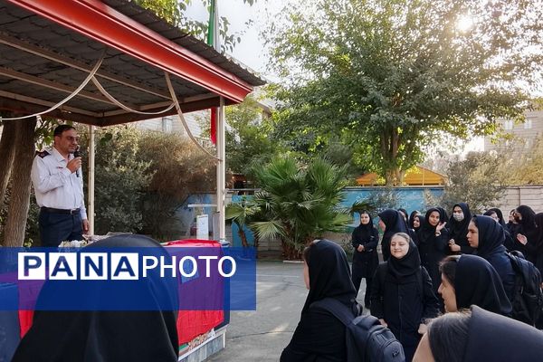 برگزاری مراسم روز آتش نشان در دبیرستان حضرت زینب(س) ناحیه یک شهرری