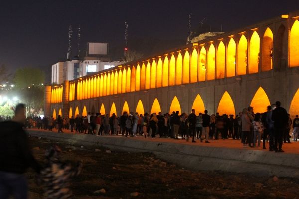 جاری شدن آب در زاینده رود