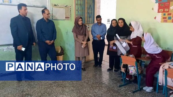 بازدید مدیر آموزش و پرورش حاجی آباد از دبستان استقلال