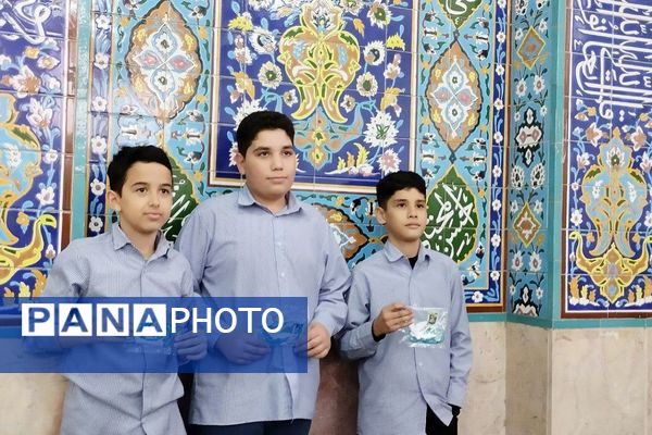 گفت‌وگوی آموزشی پس از اقامه نماز جماعت در دبیرستان شهید چمران