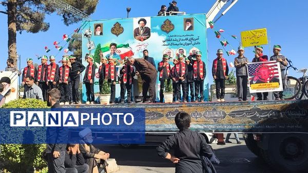 حماسه آفرینی پیشتازان دبستان شهید پسندیده فدافن در راهپیمایی ۱۳ آبان کاشمر