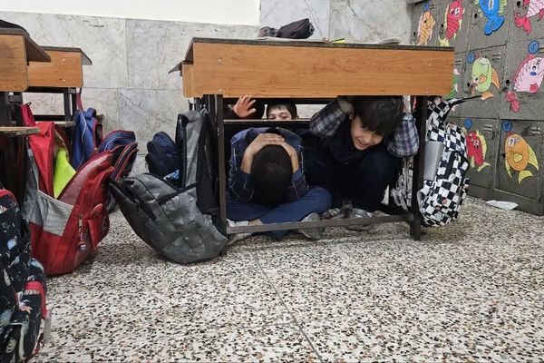 مانور زلزله در دبستان شهید رحیمی ناحیه۱