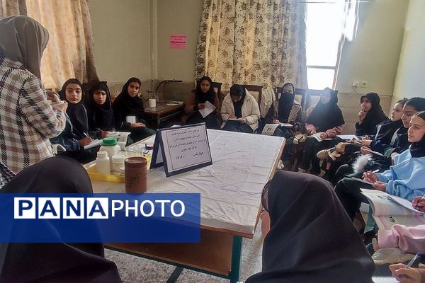 بازدید دانش‌آموزان فیروزکوهی از پژوهش‌سرای شهدای هسته‌ای 